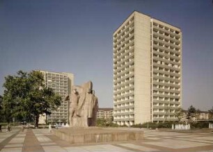Dresden, Prager Straße. Leninplatz mit Lenindenkmal und 17-Geschosser