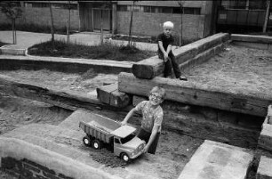 In Ostrava-Fifejdy auf Kurt Gebauers Spielplatz (Tatra-Spielzeug-LKW)
