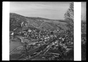 Blick auf Bahnhofsgelände, Mainspitze, Innenstadt und Burg Richtung Taubertal