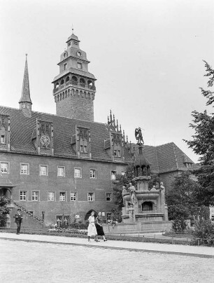 Zeitz, Altes Rathaus : Zeitz. Altes Rathaus mit Erweiterungsbau (von 1906-1909). Ansicht mit Finkgräfebrunnen