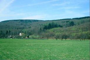 Blick auf die Jugendherberge und Teile des Waldsberges