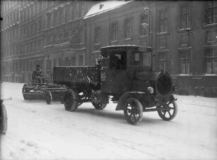 Räumfahrzeug mit Schneepflug