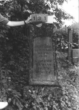 Grabstein 131 (Index: 99799464) Material: Granit, Platte Marmor Maße HxBxT: 132x43x19 cm Beschreibung: Stele, Giebelabschluß, rechteckige Schriftplatte erhaben, Sockel rusticaartig: Grabstein 131