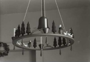 Hängeleuchter : Hängeleuchter mit Figuren. Holz, gedrechselt, bemalt. Erzgebirge, um 1930. Seiffen: Erzgebirgisches Spielzeugmuseum
