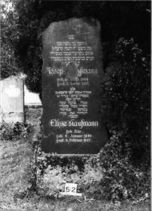 Grabstein 52 (Index: 99804532) Material: Granit Zustand: kleinerTeil der Inschrift ausgeschlagen mit Textverlust Maße HxBxT: 186x69x29 cm Beschreibung: Stele mit unregelmäßigem Rand, Sockel, unregelmäßiger Abschluß Besonderheit: Doppelgrab für Eheleute: Grabstein 52