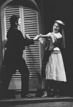 Szenenbilder aus "Die lustige Witwe", Operette in drei Akten von Franz Lehár. Metropol-Theater Berlin, Dezember 1963