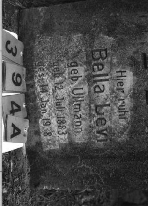Grabstein 394 (Index: 99789408) Material: ? Zustand: gut Maße HxBxT: 128x59x18 cm Symbolik: Davidstern Besonderheit: vgl. Stein 18-23: Grabstein 394A