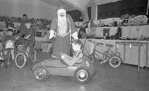 Weihnachtsbescherung für Kinder des St. Antoniusheims durch die am Mittelbecken des Rheinhafens stationierte Flußpionierkompanie 736.