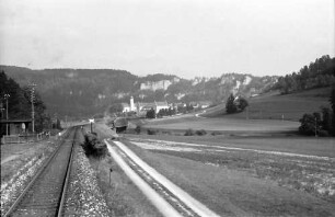 Beuron: Blick über Bahnstrecke auf Kloster Beuron