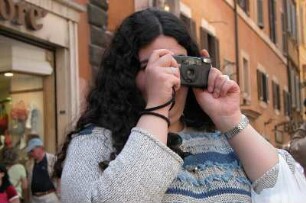 Rom - Touristin fotografiert in der Innenstadt : Touristin fotografiert in der Innenstadt von Rom, aufgenommen im April 2004