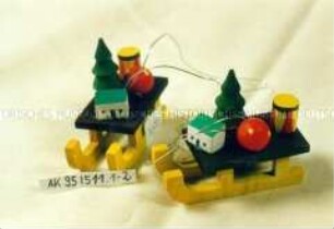 Seiffener Christbaumschmuck: 2 Schlitten, beladen mit Haus, Kirche, Ball, Trommel