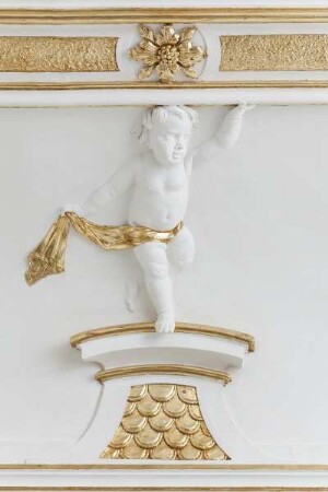 Decke des Mohrenzimmers — Putten auf Sockeln — Putte