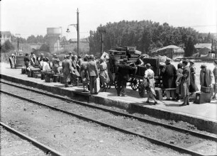 Tarascon [Frankreich]: Gepäck auf Wagen