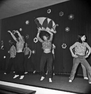 Karneval: Hotel Oldesloer Hof, Saal: Prunksitzung: Veranstalter Oldesloer Männerchor von 1844, Oldesloer Singakademie von 1946: Bühne: Auftritt der Mädchengarde mit Tanz "Letkiss"