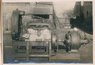 Foto eines Dynamos mit Wasserwiderstand und Leistungsmessern im Motorenprüfraum der Armee-Fernsprechabteilung 7