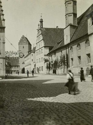 Dinkelsbühl. Rothenburger Straße mit Spital gegen Tor