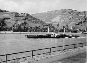 Blick aus dem Rechsrheinischen auf Bacharach mit Burg Stahleck, im Vordergrund Lastkähne auf dem Rhein