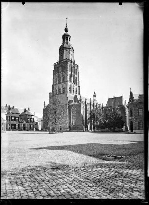 Zutphen, Niederlande. Walburgiskerk (Walburgiskirche). Straßenansicht
