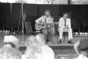 "Lachende Seebühne" von Conférencier Dieter Farrenkopf auf der Seebühne im Stadtgarten