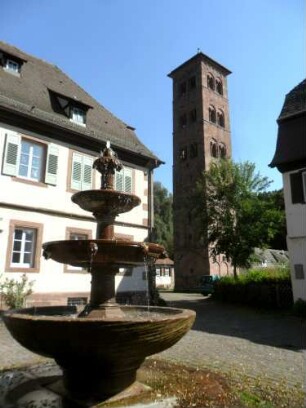 Hirsau-Kloster St Peter und Paul-Klosterhof im Nordwesten-Dreischalenbrunnen (1892 hier zusammengesetzt) vor Pfarrgehöft-im Blickrichtung nach Nordosten der Romanische Nordwestturm der Klosterkirche