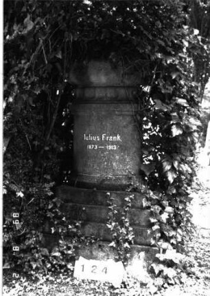 Grabstein 124 (Index: 100101654) Material: Kalkstein Zustand: leicht verwittert Maße HxBxT: 180x72x46 cm Beschreibung: zylinderförmiges Postament, getreppter Sockel, Blumenschale als Abschluß Symbolik: Blumenschale: Grabstein 124