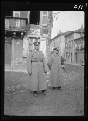 Ars-sur-Moselle (Dep. Moselle, Frankreich): 2 Offiziere auf dem Marktplatz ("Wachtmeister Schuberth der 5./2. Schwere-Reiter-Regiment bei Ars. a.d. Mosel und Sergeant Brunner")
