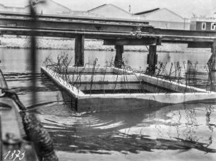 Schalung : Eine Schalung im Wasser neben einem Steg