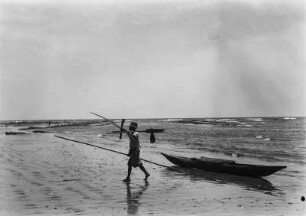 An einem Strand bei Bata : Rückkehr eines Fischers vom Fischfang.