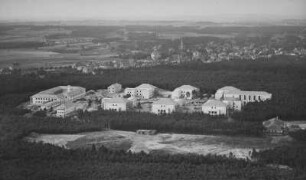 Dresden-Klotzsche, Königsbrücker Landstraße 4 a. Landesschule (1925-1927; H. Tessenow, O. Kramer). Luftbild-Schrägaufnahme von Süden
