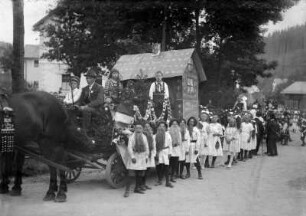 Festwagen zum Schulfest 1929 am Bahnhof