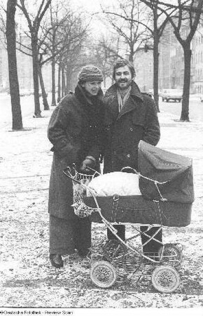 Familie Kaufmann/Sonntag (Mannequin, Maler) mit Kinderwagen