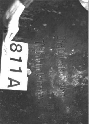 Grabstein 811 (Index: 99899194) Material: Sandstein Zustand: gut erhalten, unten beginnende Verwitterung Maße HxBxT: 123x73x11 cm Beschreibung: Stele mit Konvexbogenabschluss, im Bogenfeld Levitenkanne Symbolik: Levitenkanne: Grabstein 811A