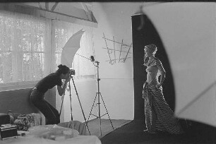 Höfgen. Akt-Pleinair 1979. Eva Mahn fotografiert ein Fotomodell mit Turban