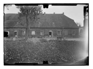 Passow. Herrenhaus (1830). Wirtschaftsgebäude. Eingangsseite