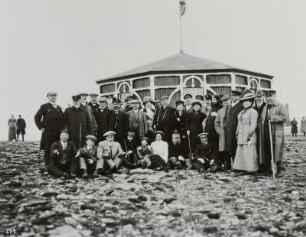Nordkap. Touristen vor dem Postamt (mit Champagnerausschank)