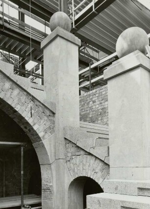 Baustelle Ständehaus, Bauphase Substanzsicherung / Wiederaufbau Dach. Treppenhaus Ostflügel mit neuen Sandsteinsäulen und gemauerten Bögen zur Weiterführung der Treppe in das 1. Dachgeschoss : Dresden-Altstadt, Schloßplatz 1. Baustelle Ständehaus, Bauphase Substanzsicherung / Wiederaufbau Dach. Treppenhaus Ostflügel mit neuen Sandsteinsäulen und gemauerten Bögen zur Weiterführung der Treppe in das 1. Dachgeschoss
