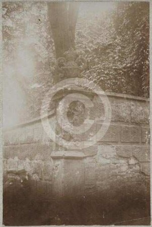 Barockpfeiler mit Vase an der Friedhofsmauer Jauer