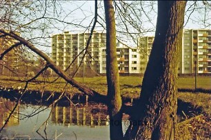 Kurpark mit Blick auf Hochhäuser am Sülzberg