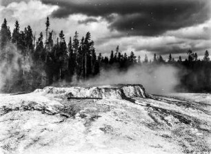 Der Punch Bowl Spring : Aufnhame des sogenannten Punch Bowl Spring im oberen Geysir-Becken des Yellowstone-Nationalparks.