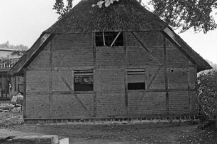 Schulstraße 27: traufständige Fachwerkkate mit Reetdach: Sanierung: westliche Giebelseite: Schwellbalken auf Feldsteinfundament, Gefache mit Ausmauerung, Fensteröffnungen: 13. Oktober 1994