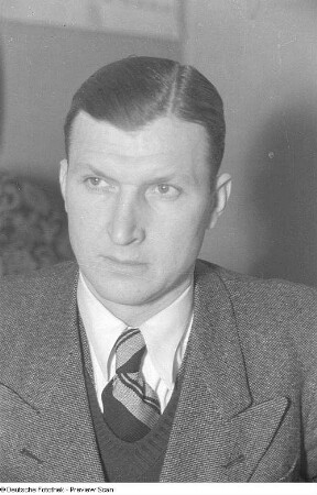 Porträtaufnahmen des Politikers Paul Markgraf, 1945-1949 Polizeipräsident von Berlin