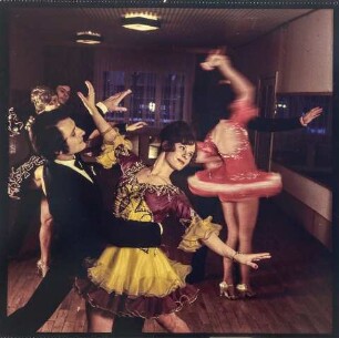 Tanzzirkel (Originaltitel des Fotografen). Farbfoto, 1970er Jahre © Kurt Schwarz.