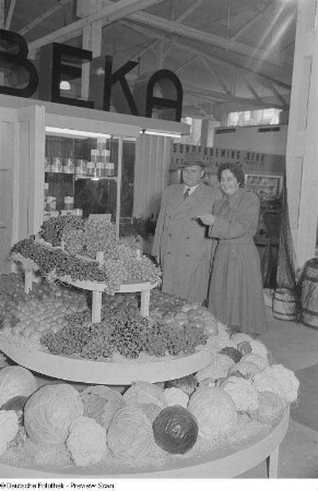 Besucher vor einem Messestand mit Obst und Gemüse