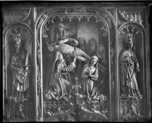 Tiefenbronn Katholische Kirche Sankt Maria Magdalena Hochaltar (1469) von Hans Schüchlin Schrein geöffnet - Mitte Kreuzabnahme, rechts Katharinenfigur mit Krone und Schwert