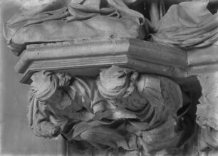 Konsole unter der Statue von Johannes dem Evangelisten: Zwei Propheten