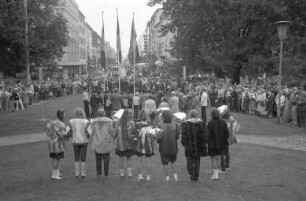 Straßenfest der "Interessengemeinschaft Kaufleute westliche Kaiserstraße" zur Neugestaltung des Straßenabschnitts zwischen Europaplatz und Mühlburger Tor