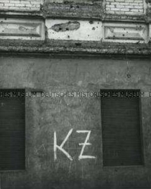 Graffito mit KZ-Vergleich an einem zugemauerten Haus in der Bernauer Straße