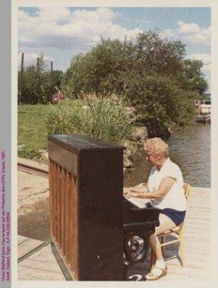 Ursel Staffeld beim Klavierspiel auf der Pritsche des CFRV, Kasseler Volksfest -Zissel-, 1967