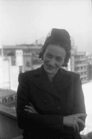 Bukarest: Frau Eder mit Hut