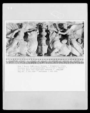 Fragmente eines Frieses mit stieropfernden Victorien